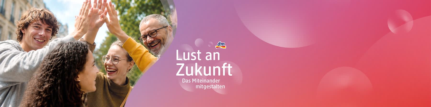 dm-Logo oben rechts, großer weißer Text „Lust an Zukunft“ und darunter „Das Miteinander mitgestalten“ vor farbigem Verlaufshintergrund. Bild mithilfe von KI erstellt
