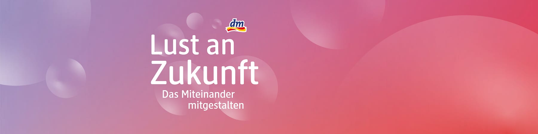 dm-Logo oben rechts, großer weißer Text „Lust an Zukunft“ und darunter „Das Miteinander mitgestalten“ vor farbigem Verlaufshintergrund