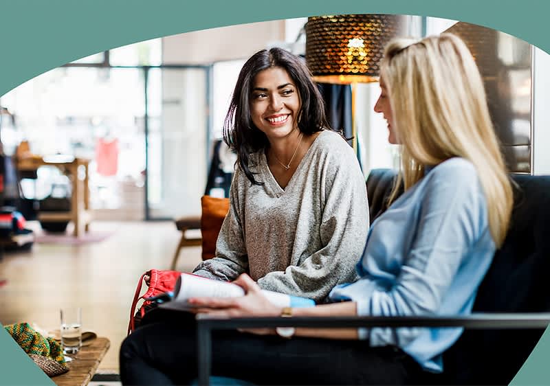 Foto von zwei Frauen die reden