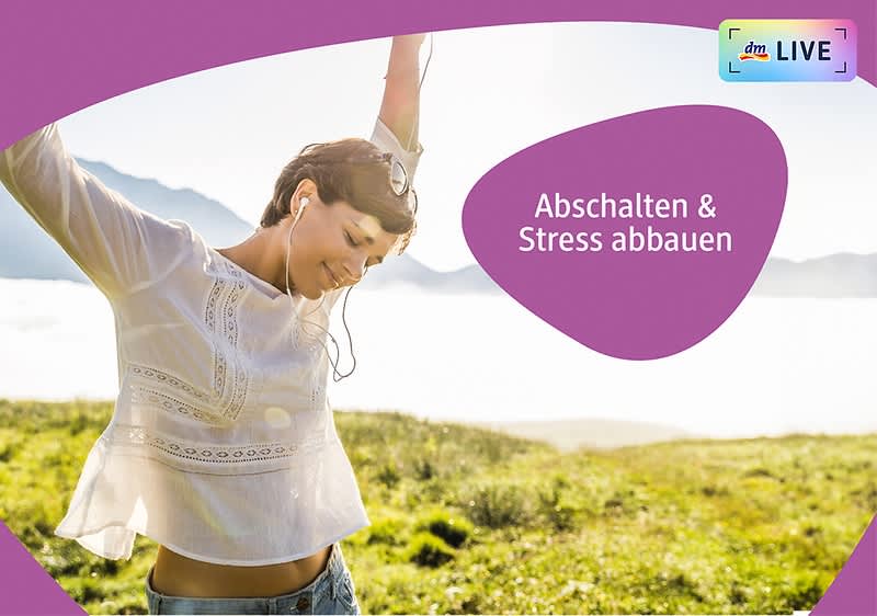 Eine Frau mit hochgestreckten Armen steht auf einer grünen Wiese vor einer Berglandschaft, sie trägt eine weiße, durchbrochene Bluse und Jeans, ihr Gesicht ist unscharf, daneben steht in einem lila Feld der Text „Abschalten & Stress abbauen“