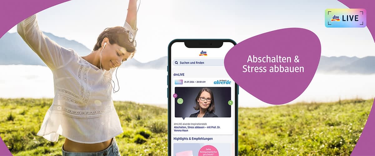 Eine Frau mit hochgestreckten Armen steht auf einer grünen Wiese vor einer Berglandschaft, sie trägt eine weiße, durchbrochene Bluse und Jeans, ihr Gesicht ist unscharf, daneben steht in einem lila Feld der Text „Abschalten & Stress abbauen“