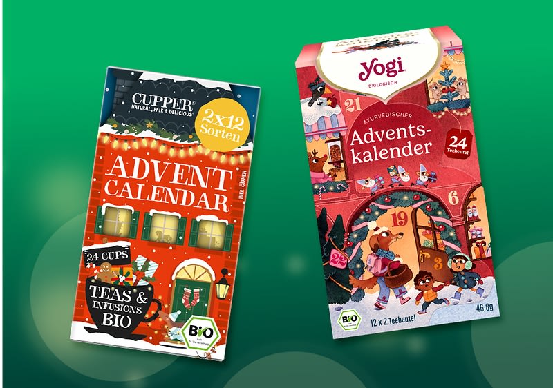 zwei Adventskalender-Packungen mit Tee: links orange-rote Packung der Marke Cuppper mit Aufschrift „ADVENT CALENDAR“, Hinweis „24 CUPS“ und Bio-Logo, rechts rot-rosa Packung der Marke Yogi mit Aufschrift „Adventskalender“, Zahlenfenster und Bio-Logo. Bild mithilfe von KI erstellt