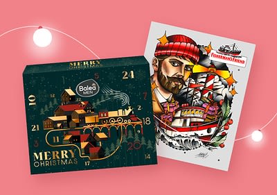 Auf einem rosa Hintergrund sind zwei Adventskalender abgebildet, links ein Balea Men Adventskalender mit einer dunkelgrünen Verpackung, auf der in goldenen Buchstaben "Merry Christmas" und die Zahlen 1 bis 24 stehen, sowie eine winterliche Landschaft mit Häusern und einem Zug, rechts ein Fisherman's Friend Adventskalender mit einer Illustration eines Seemanns