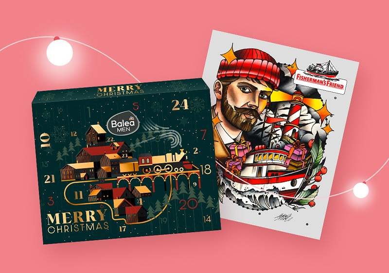 Auf einem rosa Hintergrund sind zwei Adventskalender abgebildet, links ein Balea Men Adventskalender mit einer dunkelgrünen Verpackung, auf der in goldenen Buchstaben "Merry Christmas" und die Zahlen 1 bis 24 stehen, sowie eine winterliche Landschaft mit Häusern und einem Zug, rechts ein Fisherman's Friend Adventskalender mit einer Illustration eines Seemanns