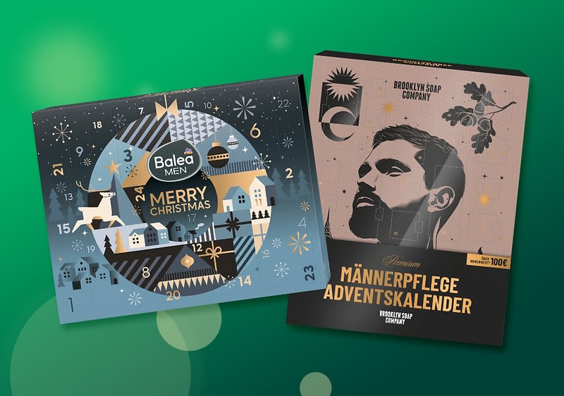 Zwei Adventskalender für Männer nebeneinander: links ein blauer Balea Men Adventskalender mit kreisförmigem Winterdorf-Motiv und der Aufschrift „Merry Christmas“, rechts ein brauner Brooklyn Soap Company Männerpflege Adventskalender mit stilisiertem Männerkopf und der Aufschrift „Männerpflege Adventskalender“