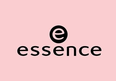 Das Bild zeigt das Logo der Marke Essence auf einem rosa Hintergrund, bestehend aus einem schwarzen, stilisierten Buchstaben e in einem Kreis und dem darunter in schwarzer Schrift geschriebenen Wort essence