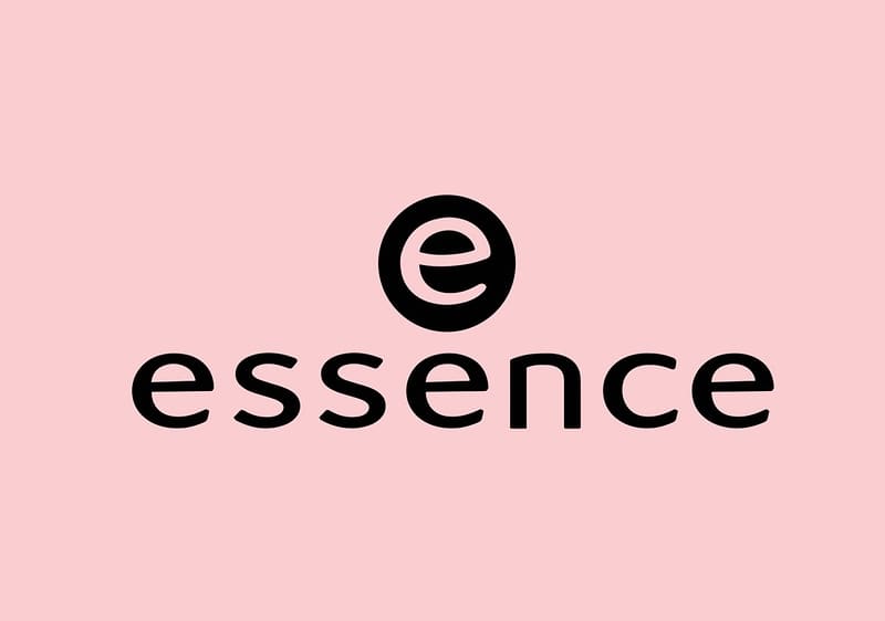 Das Bild zeigt das Logo der Marke Essence auf einem rosa Hintergrund, bestehend aus einem schwarzen, stilisierten Buchstaben e in einem Kreis und dem darunter in schwarzer Schrift geschriebenen Wort essence