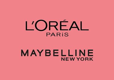 Zwei Markennamen sind auf einem rosa Hintergrund zu sehen, oben steht in schwarzer Schrift L'ORÉAL PARiS und darunter MAYBELLINE NEW YORK