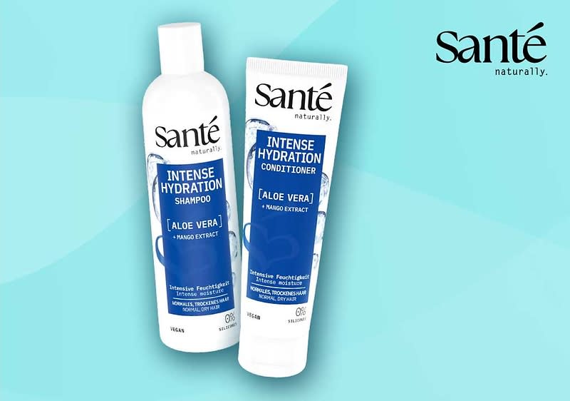 Zwei weiße Flaschen der Marke Sante auf hellem Hintergrund: links eine hohe Shampoo-Flasche mit blauem Etikett „INTENSE HYDRATION SHAMPOO [ALOE VERA]“ und rechts eine Tube mit blauem Etikett „INTENSE HYDRATION CONDITIONER [ALOE VERA]“, oben rechts das Sante-Logo