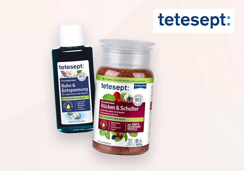 Zwei Produktverpackungen von tetesept, links eine blaue Flasche mit der Aufschrift „Ruhe & Entspannung“ und Lavendelmotiv, rechts ein Behälter mit der Aufschrift „Rücken & Schulter“ und Kirschmotiv