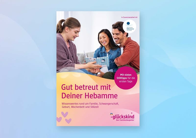 Titelblatt einer Broschüre mit Foto von drei lächelnden Personen beim Gespräch, Überschrift „Gut betreut mit Deiner Hebamme“, Untertitel „Wissenswertes rund um Familie, Schwangerschaft, Geburt, Wochenbett und Stillzeit“, rundes Schild „Mit vielen Stilltipps für die ersten Tage“ und Logo „glückskind Der Familienbegleiter“
