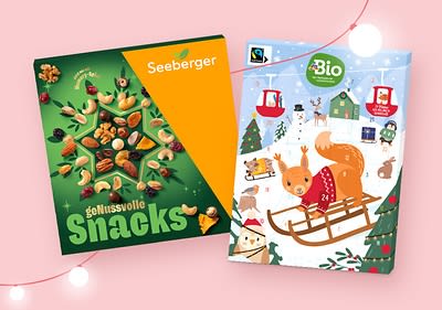 Zwei Produktverpackungen auf rosa Hintergrund, links eine grüne Verpackung mit der Aufschrift Seeberger genussvolle Snacks und einer Abbildung von Nüssen, rechts ein Adventskalender mit einem roten Eichhörnchen auf einem Schlitten, umgeben von Schneemännern, einem Haus und Weihnachtsdekoration, oben die Aufschrift Bio und das Fairtrade-Logo