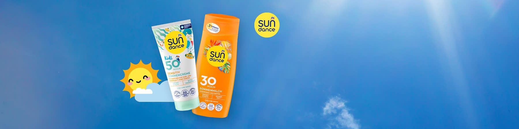 Zwei Produktverpackungen der Marke Sundance vor einem blauen Himmel mit Wolken und einer lachenden Sonne, links eine weiße Tube mit der Aufschrift Kids 50 hoch Sensitiv Sonnencreme und einem grünen Gecko, rechts eine orange Flasche mit der Aufschrift 30 hoch Sonnenmilch und einem Bild von Orangen, oben rechts das Sundance-Logo in gelb und blau