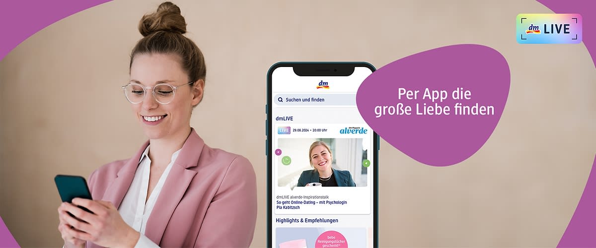Eine Frau mit einem hohen Dutt und einem rosa Blazer hält ein Smartphone in der Hand, während ihr Gesicht unscharf gemacht ist; rechts neben ihr steht der Text Per App die große Liebe finden in einem lila Sprechblasen-Design