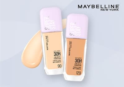 Zwei Maybelline Super Stay Foundations auf graublauem Hintergrund