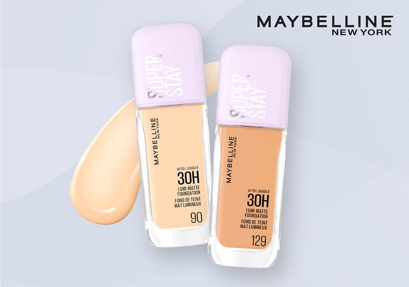 Zwei Maybelline Super Stay Foundations auf graublauem Hintergrund