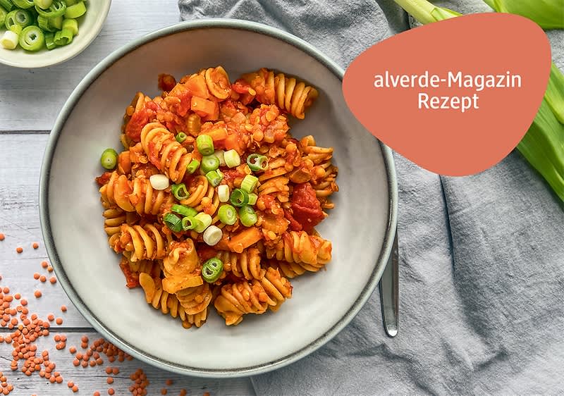 Teller mit Nudeln und Linsen