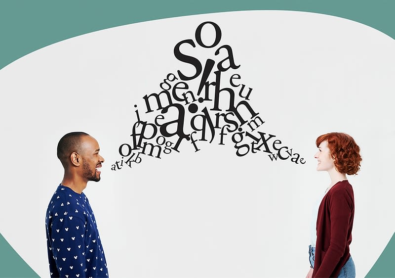 Zwei Personen mit Buchstaben zwischen ihnen