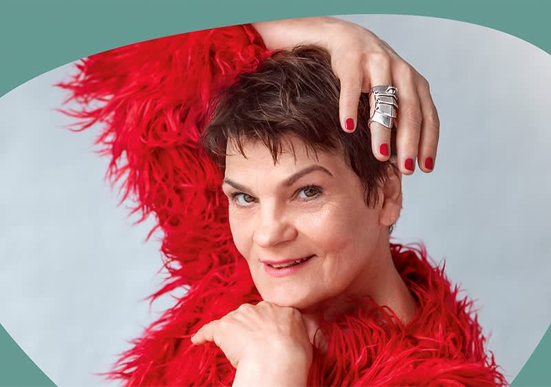 Gayle Tufts in rotem Federkleid