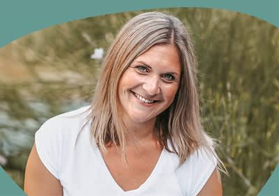 Frau mit blonden Haaren drauĂen