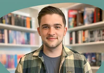 Person vor BĂŒcherregal