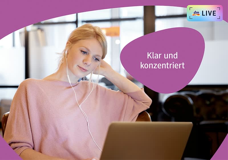 Eine Frau mit blonden Haaren, die ein rosa Oberteil trägt, sitzt entspannt mit einem Ohrhörer im Ohr vor einem Laptop in einem modernen Raum mit großen Fenstern, während auf einem lila Hintergrund in weißer Schrift der Text Klar und konzentriert steht