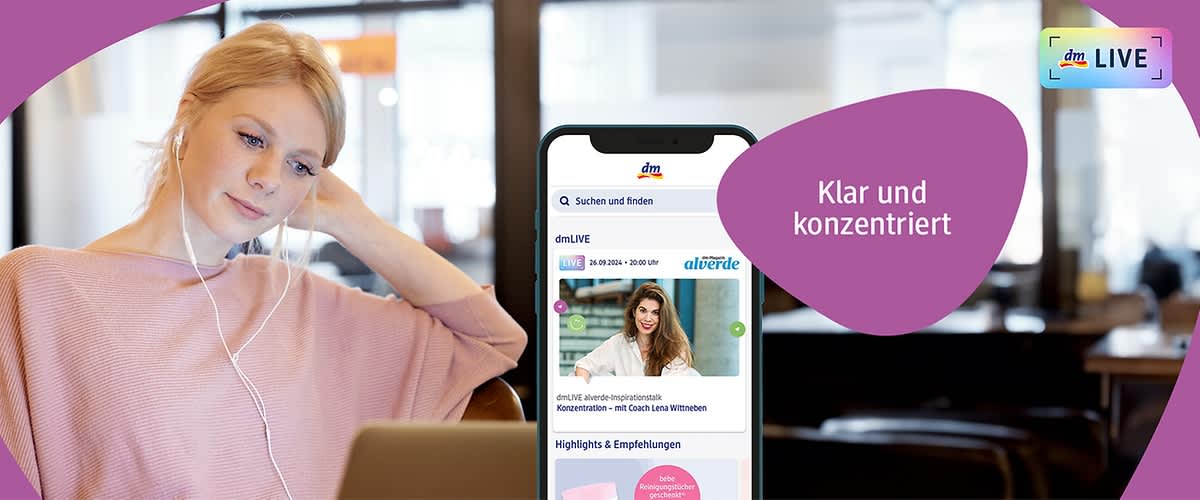 Eine Frau mit blonden Haaren, die ein rosa Oberteil trägt, sitzt entspannt mit einem Ohrhörer im Ohr vor einem Laptop in einem modernen Raum mit großen Fenstern, während auf einem lila Hintergrund in weißer Schrift der Text Klar und konzentriert steht