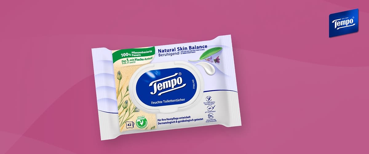 Feuchttücher Natural Skin Balance von Tempo auf beerenfarbigem Hintergrund und Tempo Logo