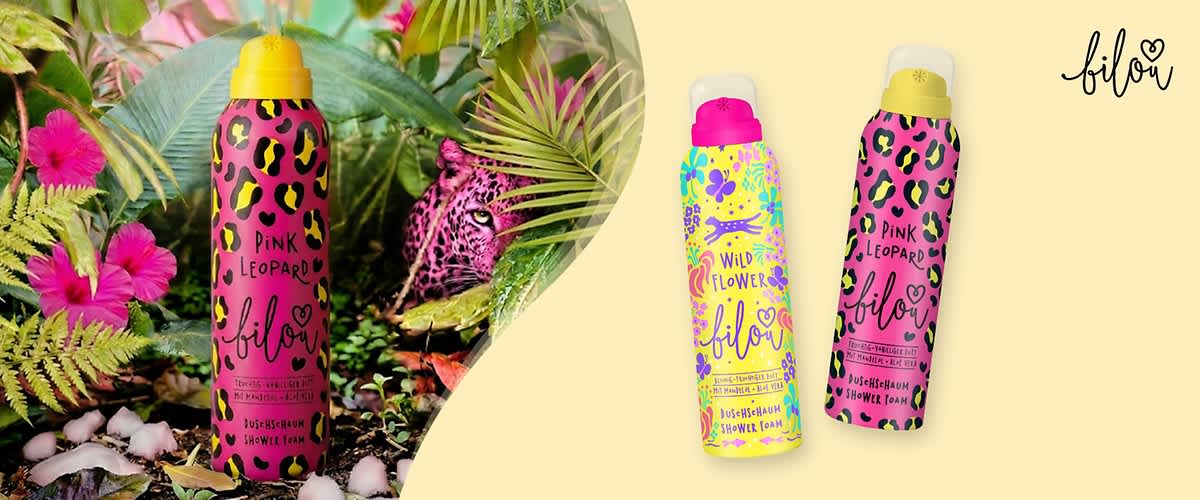 Zwei bunte Deosprays der Marke bilou mit Leoparden- und Blumenmotiven: links eine pink-gelbe Dose mit schwarzem Leopardenmuster und der Aufschrift „Pink Leopard“, mittig eine gelb-pinke Dose mit bunten Blumenmustern und der Aufschrift „Wild Flowers“, rechts eine weitere pink-gelbe Dose mit Leopardenmuster und der Aufschrift „Pink Leopard“ und das bilou-Logo oben rechts