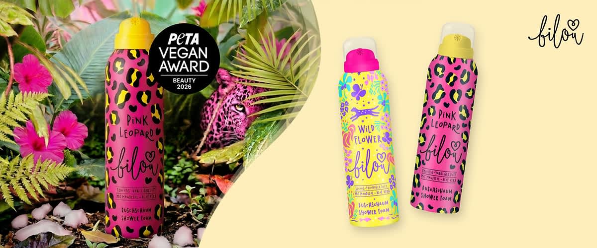 Zwei bunte Deosprays der Marke bilou mit Leoparden- und Blumenmotiven: links eine pink-gelbe Dose mit schwarzem Leopardenmuster und der Aufschrift „Pink Leopard“, mittig eine gelb-pinke Dose mit bunten Blumenmustern und der Aufschrift „Wild Flowers“, rechts eine weitere pink-gelbe Dose mit Leopardenmuster und der Aufschrift „Pink Leopard“, dazu ein schwarzer Kreis mit der Aufschrift „PETA VEGAN AWARD BEAUTY 2026“ und das bilou-Logo oben rechts