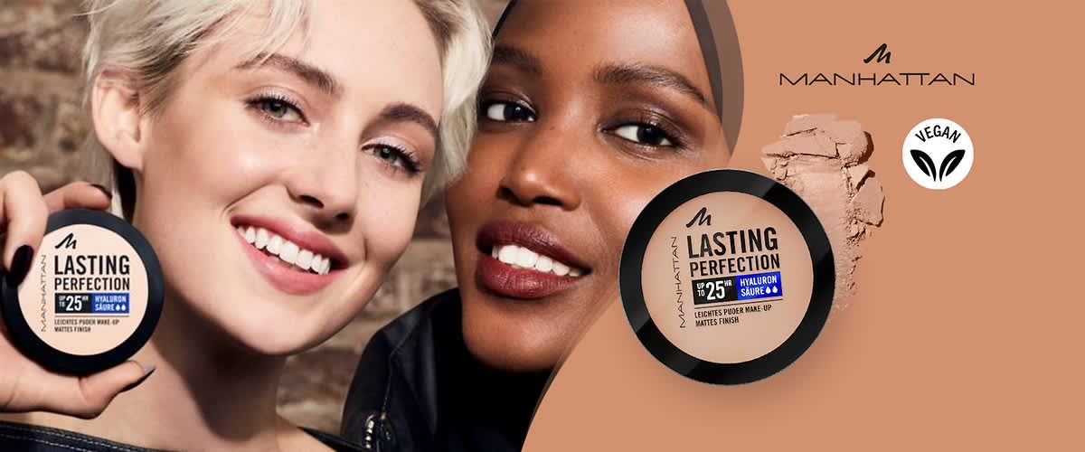 Manhattan Puder Lasting Perfection in runder schwarzen Dose mit Aufschrift up to 25 hr und Hyaluronsäure, daneben zerdrücktes Puder auf roséfarbenem Hintergrund, rechts oben Manhattan-Logo und vegan-Symbol