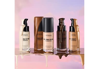 Verschiedene Flaschen Catrice Foundation