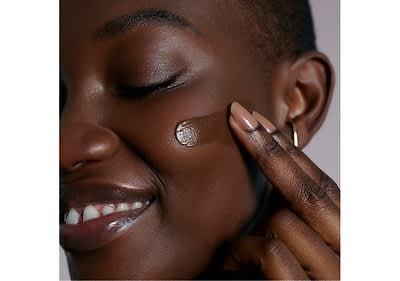 Person mit Ohrring und Hand