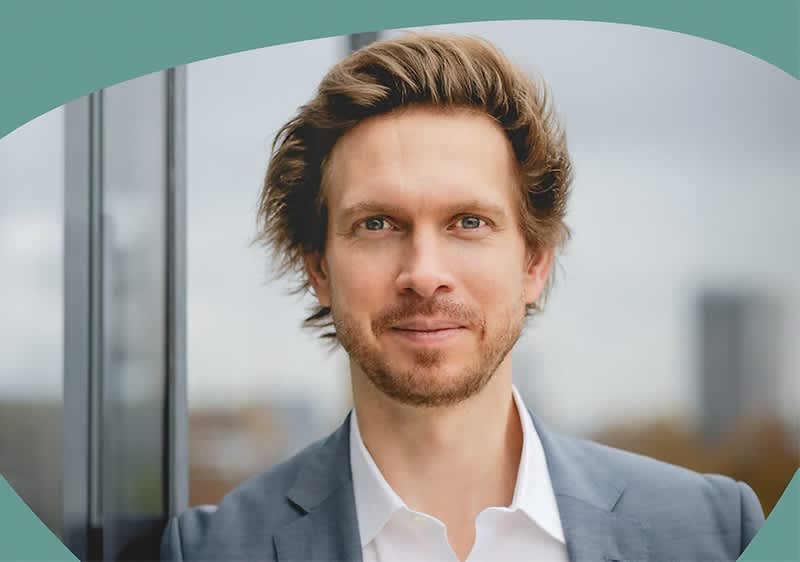 Prof. Dr. Christian Busch in grauem Anzug