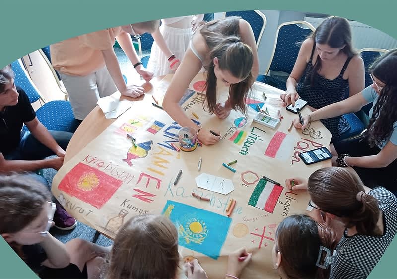 Menschen malen Flaggen am Tisch