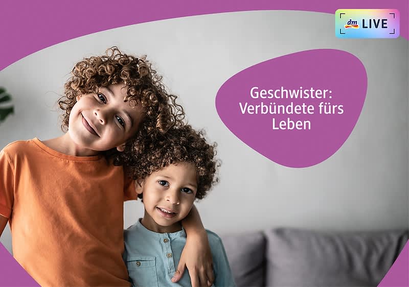 Zwei Kinder mit lockigem Haar, eines trägt ein orangefarbenes T-Shirt und das andere ein hellblaues Hemd, stehen nebeneinander auf einem grauen Sofa, wobei das größere Kind seinen Arm um das kleinere legt, daneben ein lila Textfeld mit der Aufschrift „Geschwister: Verbündete fürs Leben“.