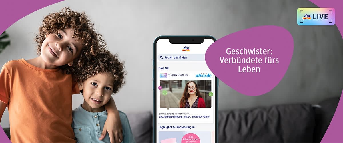 Zwei Kinder mit lockigem Haar, eines trägt ein orangefarbenes T-Shirt und das andere ein hellblaues Hemd, stehen nebeneinander auf einem grauen Sofa, wobei das größere Kind seinen Arm um das kleinere legt, daneben ein lila Textfeld mit der Aufschrift „Geschwister: Verbündete fürs Leben“.