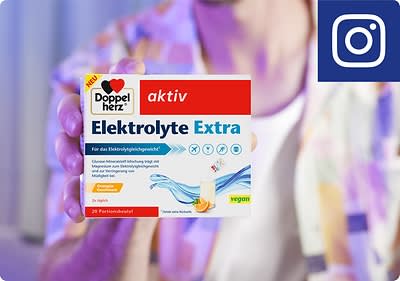 Person hält Elektrolyt-Produkt von Doppelherz