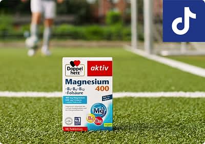 Magnesiumtabletten von Doppelherz auf einem Fußballfeld