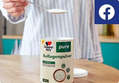 Person hält Löffel über Kollagenpulver von Doppelherz