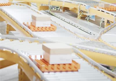 VZ Wustermark mit Pakete auf Förderband im Lager