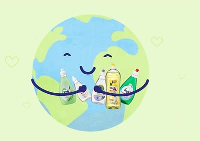 Eine stilisierte Darstellung der Erde mit einem lächelnden Gesicht und ausgestreckten Armen, die verschiedene Reinigungsprodukte der Marke Denkmit umarmen, darunter Flaschen mit Spülmittel, Allzweckreiniger und Waschmittel, während im Hintergrund kleine Herzsymbole zu sehen sind
