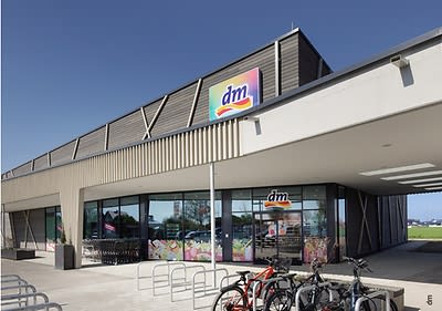 Eingang eines dm-Drogeriemarktes mit Fahrrädern