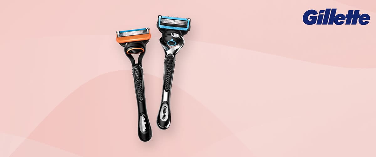 Zwei Gillette-Rasierer auf rosa Hintergrund