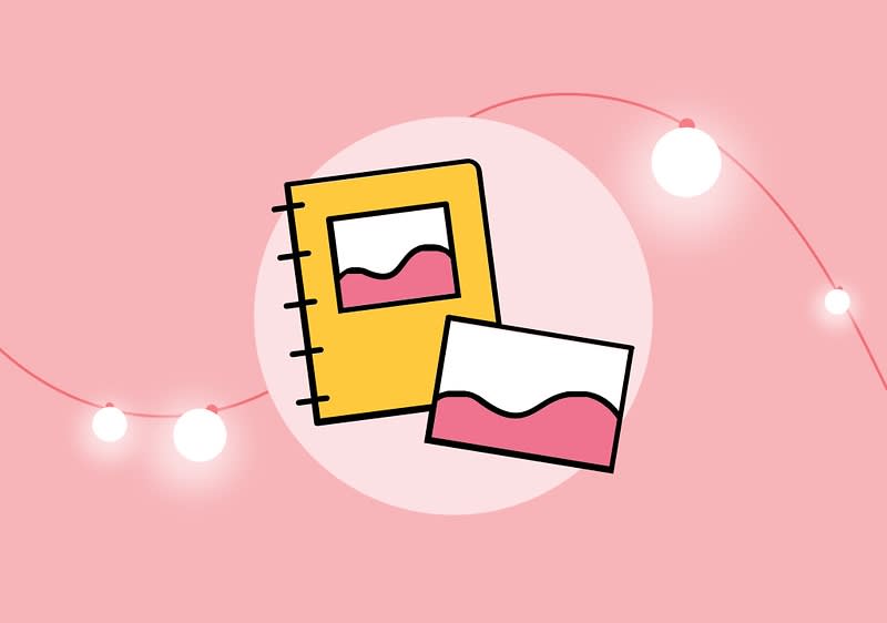 Eine Illustration zeigt ein gelbes Notizbuch mit einem rosa und weißen Wellenmuster auf dem Cover, daneben liegt eine Karte mit demselben Muster auf einem rosa Hintergrund mit weißen Lichterketten