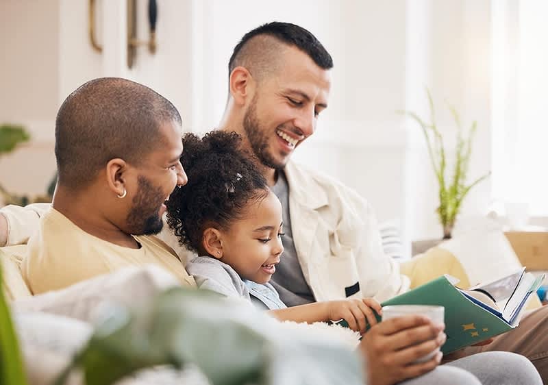 Personen lesen einem Kind vor