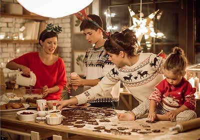 Familie backt zusammen Plätzchen