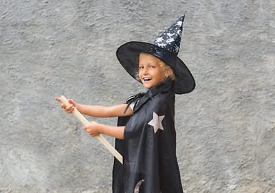 Kind im Zaubererkostüm mit Zauberstab