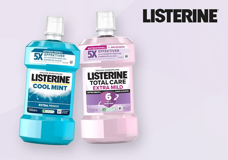 Zwei Listerine-Mundspülungsflaschen, links in Blau mit der Aufschrift „Cool Mint Extra Frisch“, rechts in Rosa mit der Aufschrift „Total Care Extra Mild“. Oben rechts das Listerine-Logo.