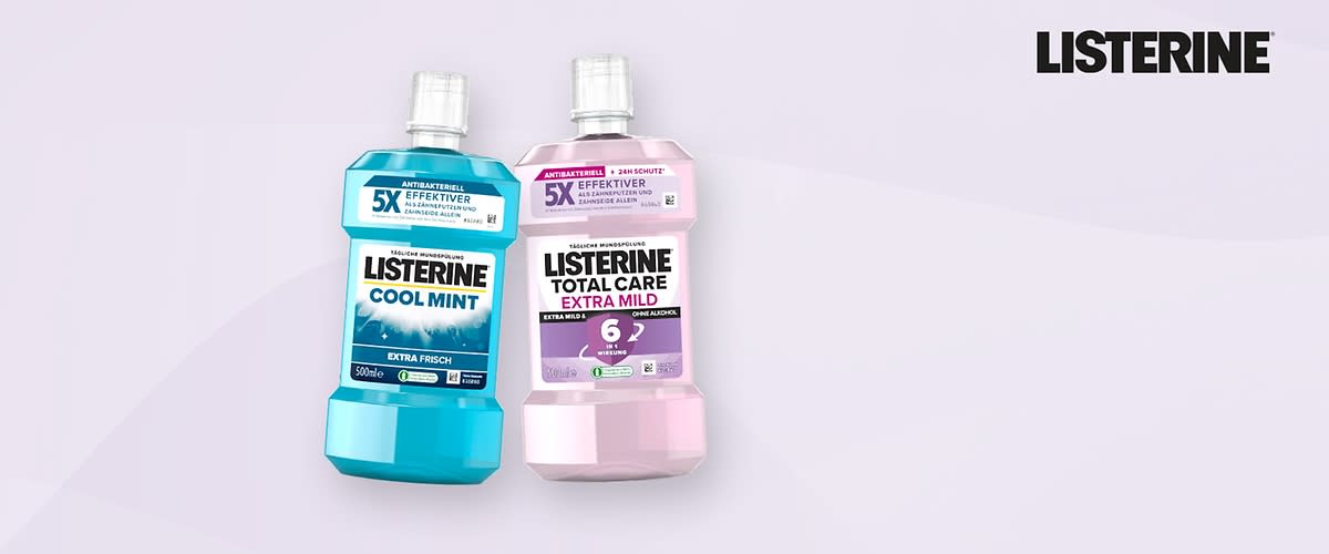 Zwei Listerine-Mundspülungsflaschen, links in Blau mit der Aufschrift „Cool Mint Extra Frisch“, rechts in Rosa mit der Aufschrift „Total Care Extra Mild“. Oben rechts das Listerine-Logo.